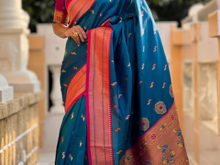 Beleaguer Rama Paithani Silk Saree With Conflate Blouse Piece